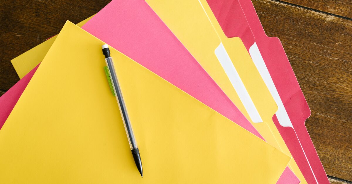 Alternating red and yellow folders piled on top of each other and fanned out.